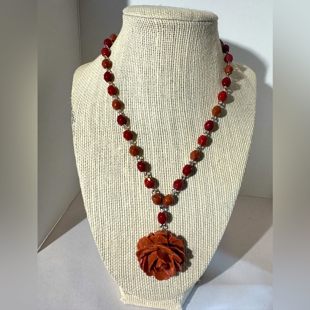 Vintage Avon 16” Rose Faceted Bead Necklace with 3” extender. (D-L)